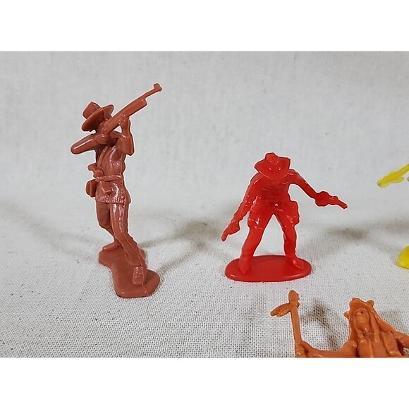 Vintage Lot Of 10 Cowboys And Indians Toy Plastic Figures - Picture 6 of 8